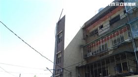 王男酒後攀爬女友住家外牆求復合，卻在女友面前摔至一樓（翻攝畫面）