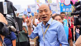 選舉號次抽中籤王　韓國瑜：有信心翻轉高雄經濟高雄市第3屆市長選舉候選人姓名號次抽籤19日上午舉行，國民黨高雄市長參選人韓國瑜（前）抽中籤王1號，並受訪表示，這代表高雄沉睡20年的巨人覺醒了，有信心把高雄經濟帶起來。中央社記者程啟峰高雄攝　107年10月19日