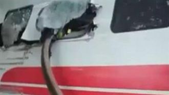 驚悚！普悠瑪翻車　直擊鐵軌插入車廂