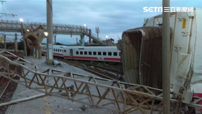 普悠瑪出軌明頭七！全線列車鳴笛致哀