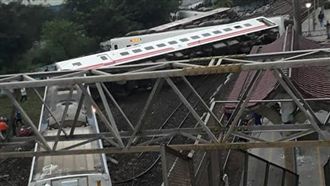 列車凹成「Ｗ」字型！網PO車票嚇呆