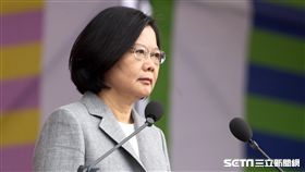 總統蔡英文出席中華民國中樞暨各界慶祝107年國慶大會，由三軍樂儀隊拉開序幕，憲兵快速反應連機車花式表演、學生精彩表演、國慶花車遊行、幻象戰機衝場。（記者邱榮吉/攝影）