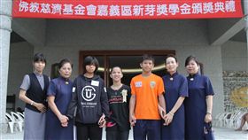 正向迎接命運挑戰　姊弟妹獲頒慈濟獎學金視障生林佩貞（中）國中時父母去世，留下6名弟妹，她努力考取3張街頭藝人執照，獲頒今年總統教育獎；21日與大弟林玄斌（右3）、二妹林秀宣（左3）獲頒慈濟新芽獎學金。右2為慈濟志工蔡秀榮、左為社工黃維軒。（慈濟基金會提供）中央社記者江俊亮傳真　107年10月21日