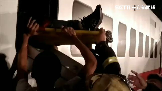 助傷者離開車廂　無名英雄趴地當墊背