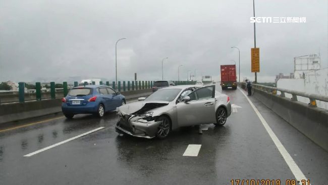 打滑撞護欄再撞貨車　駕駛竟毫髮無傷