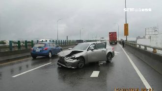 打滑撞護欄再撞貨車　駕駛竟毫髮無傷