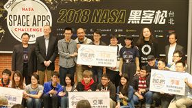 NASA黑客松台北場閉幕頒獎（2）2018 NASA黑客松台北場閉幕典禮21日舉行，美國在台協會（AIT）台北辦事處處長酈英傑（後左2）、行政院政務委員唐鳳（後右2）出席，和獲獎團隊成員開心合影。中央社記者謝佳璋攝　107年10月21日