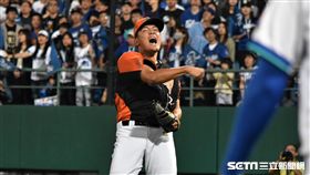 統一獅陳韻文三振王正棠後振奮拉弓。（圖／記者王怡翔攝影)