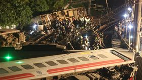 普悠瑪列車事故　晚間持續搜救中（2）台鐵一列普悠瑪列車21日下午在宜蘭發生出軌事故，全車從第3到第8節車廂都出軌傾斜，搜救人員晚間持續行動，確保沒有民眾受困在車廂內。中央社記者徐肇昌攝　107年10月21日