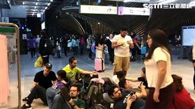 普悠瑪翻覆意外，旅客擠爆花蓮車站
