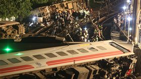 普悠瑪列車事故　晚間持續搜救中（2）台鐵一列普悠瑪列車21日下午在宜蘭發生出軌事故，全車從第3到第8節車廂都出軌傾斜，搜救人員晚間持續行動，確保沒有民眾受困在車廂內。中央社記者徐肇昌攝　107年10月21日