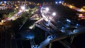 普悠瑪列車事故　動用機具吊正車廂清查（2）台鐵6432次普悠瑪列車21日發生出軌事故，至晚間初步完成搶救作業，接下來預計將動用大型機具吊正車廂，進一步檢查有無人受困。中央社記者孫仲達攝　107年10月21日