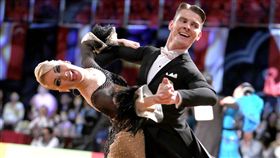 ▲標準舞世界冠軍Dmitry Zharkov／Olga Kulikova。（圖／運動舞蹈協會提供）