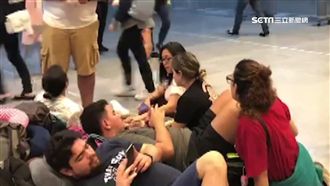 台鐵交通大亂　旅客擠爆車站躺著等