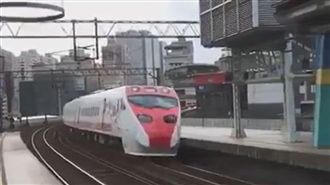 普悠瑪最後身影曝光　鐵道迷不捨