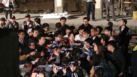 普悠瑪列車事故　賴清德赴事發現場媒體關注台鐵6432次普悠瑪列車21日下午在宜蘭發生出軌事故，造成嚴重傷亡。行政院長賴清德深夜趕赴事發現場關切最新情形，並接受現場守候的大批媒體訪問。中央社記者徐肇昌攝　107年10月22日