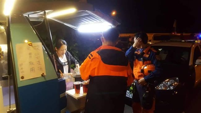 辛苦了！胖卡帶著熱食幫救難人員打氣