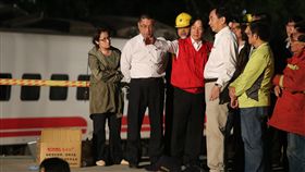 普悠瑪列車事故　賴清德到場關切台鐵普悠瑪列車21日下午在宜蘭發生出軌事故，造成嚴重傷亡。行政院長賴清德（左3紅色背心者）深夜抵達事故現場，在台鐵新馬站月台上聽取相關單位簡報，了解搶救、搶修狀況。中央社記者徐肇昌攝　107年10月22日