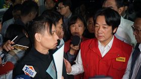 普悠瑪列車事故釀死傷 賴清德：將辦聯合公祭台鐵6432車次普悠瑪列車21日在宜蘭新馬站附近出軌，造成嚴重傷亡。行政院長賴清德（右）21日深夜到事故現場視察後，接著轉往醫院慰問死者家屬，表示將辦聯合公祭。中央社記者林長順攝 107年10月22日