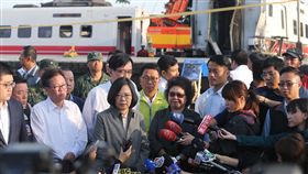 普悠瑪翻車  總統要求3天內雙向通車台鐵普悠瑪列車21日下午在宜蘭發生出軌事故，8節車廂有5節車廂翻覆。總統蔡英文（前左3）22日前往失事現場聽取相關單位簡報，對於事故現場22日一早已搶通，但是單線雙向通車，她要求台鐵能在3天內完成搶修，恢復雙向通車；政府也會動員所有資源，支援東部交通疏運。中央社記者徐肇昌攝  107年10月22日