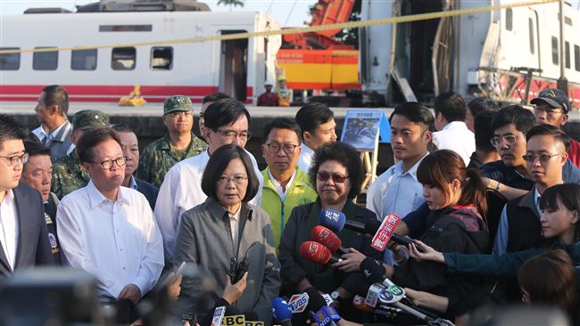 普悠瑪翻車　總統探視傷患盼共度難關
