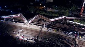 普悠瑪列車事故　出軌車身彎折變形（3）台鐵6432次普悠瑪列車21日下午4時50分在宜蘭新馬站附近發生出軌事故，車廂因衝擊力道過大，嚴重凹折成W字形，傷亡慘重。中央社記者孫仲達攝　107年10月21日