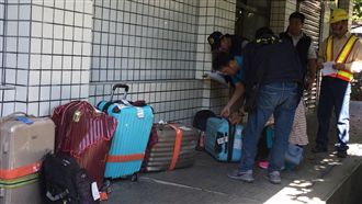 死者家屬認領遺物　難忍情緒崩潰痛哭