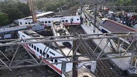 普悠瑪列車事故  22日搶通單線雙向通車（1）台鐵6432車次普悠瑪列車21日在宜蘭新馬站附近出軌，多節車廂翻覆變形，釀18死175傷，經各單位努力下，22日清晨5時許已搶通非事故的北上鐵道，送電等待列車通行，恢復單線雙向通車。中央社記者孫仲達攝  107年10月22日