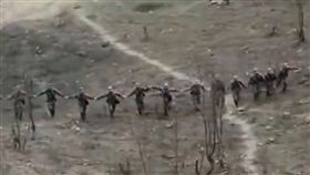 （圖／翻攝自微博）中國,解放軍,人肉,排雷,地雷區,中越邊界