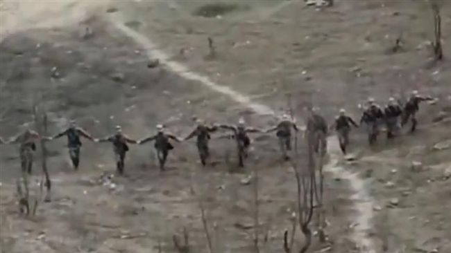大手拉小手　解放軍當「人肉掃雷器」
