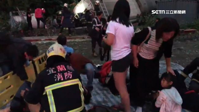 翻車瞬間超驚悚　傷者：從裂縫逃生