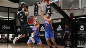 ▲超人劉昱辰封阻日本隊攻勢。（圖／大會提供）