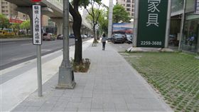 台中文心路「汰管、人本步道、路平」三合一工程完工，對違停車輛開罰（圖／台中市政府提供）