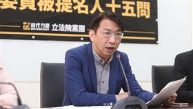 時力15問促轉委員被提名人時代力量立委徐永明（圖）等人10日舉行「促轉委員被提名人15問」記者會，提出包括新台幣應否改版、中正紀念堂如何處理等問題。中央社記者謝佳璋攝  107年4月10日