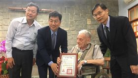 內政部政務次長陳宗彥22日來到花蓮崇德天主堂，親手將國民身分證送給瑞士籍神父雷震華。（圖／內政部提供）