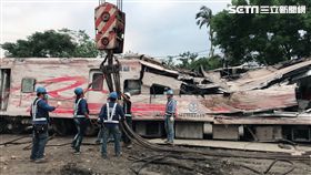 普悠瑪，第八節車廂，吊起，翻覆。詹千雁攝影