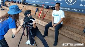 富邦悍將由陳金鋒帶領全隊拍攝加油影片。（圖／記者王怡翔攝影)