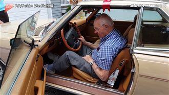 家人送夢想老賓士　爺爺落淚：太美了