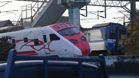 普悠瑪列車事故  現場搶修狀況（1）台鐵6432車次普悠瑪列車21日在宜蘭新馬站附近出軌，造成嚴重傷亡。列車司機員送醫救治中，事故現場有300公尺彎道，原因是否為車速過快，台鐵將待調查行車記錄器後才能確定。中央社記者孫仲達攝  107年10月22日
