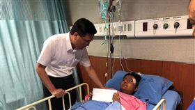 原住民族委員會主任委員夷將‧拔路兒Icyang‧Parod親至醫院探視慰問及提供急難救助金。（圖／原民會提供）