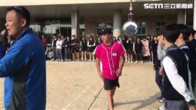 王羽飛赴南韓棒球交流 當地學生搶擊掌