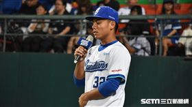 卑南國中畢業的高孝儀帶領兩隊代禱。（圖／記者王怡翔攝影）