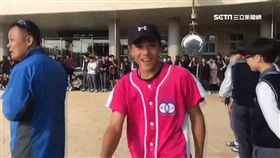 王羽飛赴南韓棒球交流 當地學生搶擊掌