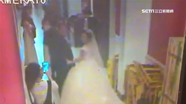 董進興嫁女兒　深擁愛女成最後道別