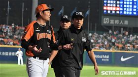 統一獅黃甘霖總教練上場抗議。（圖／記者王怡翔攝影）