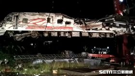 台鐵進行吊離作業，將最嚴重的第八節車廂吊離。（圖／翻攝畫面）