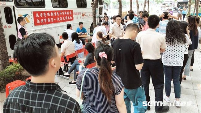 熱心挽袖！新北捐血車8萬cc入庫