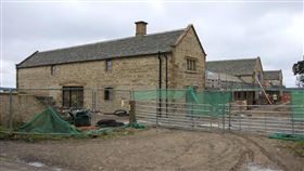 貝克漢在英國柯茲沃的鄉間豪宅，上周五遭三名盟面歹徒闖入。（圖／翻攝自YouTube）