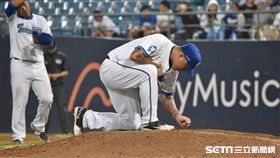 ▲郭泓志退場摸投手丘。（圖／記者王怡翔攝影）