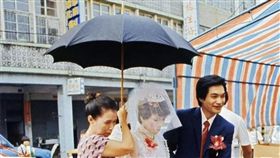 婚禮,黑傘,懷孕,爆廢公社　圖／翻攝自臉書爆廢公社